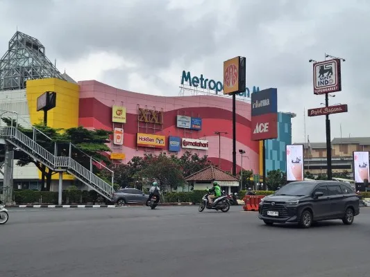 Salah satu pusat perbelanjaan di Jalan Ahmad Yani, Kota Bekasi. (Poskota/Ihsan).