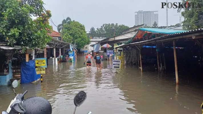 Banjir melanda perkampungan RT 02 Kelurahan Duri Kosambi, Cengkareng, dekat stasiun Rawa Buaya. (Poskota/Pandi)