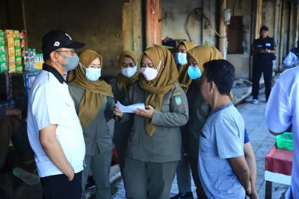 Petugas saat melakukan pendataan pedagang di Pasar Anyar. (Foto/ist)