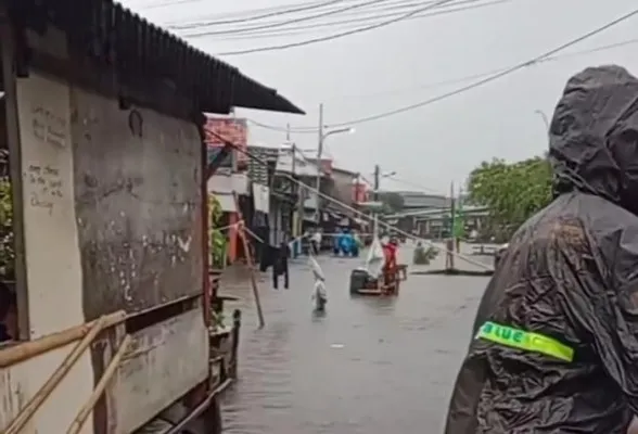 Curah Hujan Tinggi, Beberapa Titik Di Kota Tangsel Terendam Banjir ...