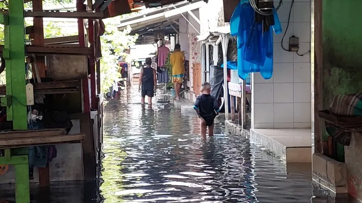 Banjir yang landa Kelurahan Tegal Alur, Kalideres, Jakarta Barat. (Pandi)