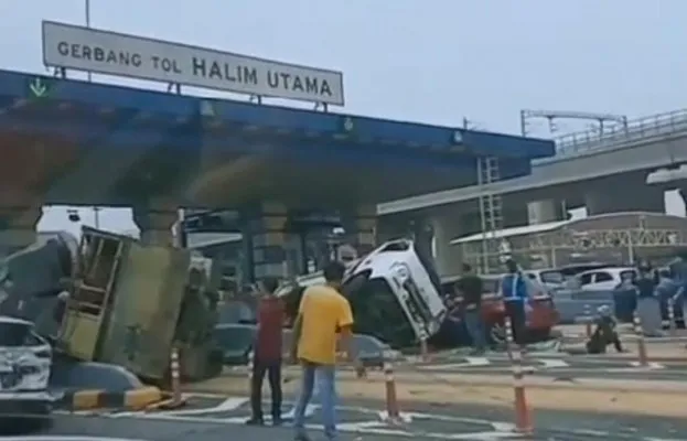 Tabrakan beruntun di Gerbang Tol Halim Utama yang melibatkan tujuh kendaraan. (Instagram @infojawabarat)