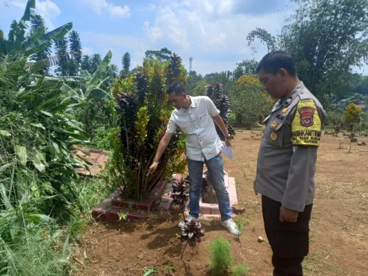 Warga Caringin Bogor menemukan bayi dalam kardus di tempat sampah, polisi cek TKP. (Dok. Polres Bogor)