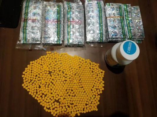 Barang bukti pil tramadol dan hexymer yang disita dari tersangka AR. (Dok. Satresnarkoba)