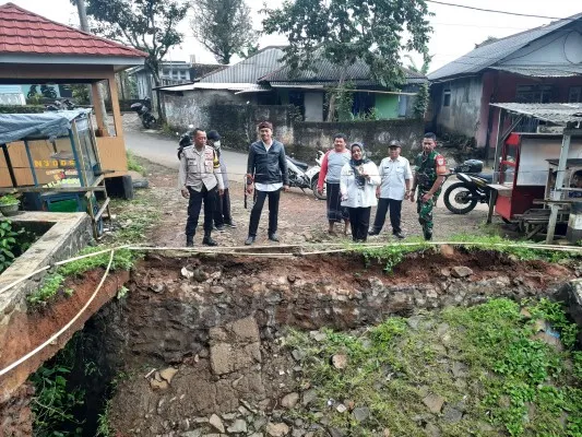 Jembatan di Megamendung Bogor ambruk dihantam longsor, akses warga terganggu. (Dok. Polres Bogor)