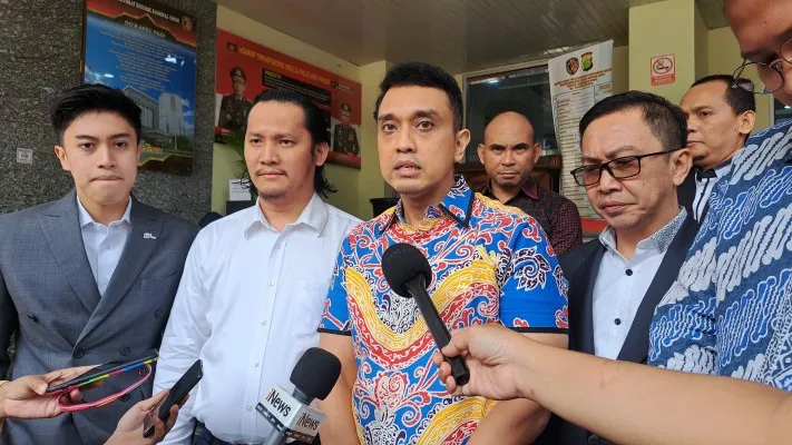 Aiman Witjaksono bersama tim hukum di Polda Metro Jaya (Pandi)