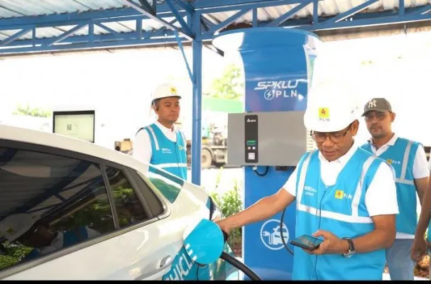 Foto: General Manager PLN UID Jakarta, Lasiran (kanan) melakukan uji coba charging SPKLU di Tol Ulujami-Serpong Km.7.(Dok PLN UID Jakarta Raya)