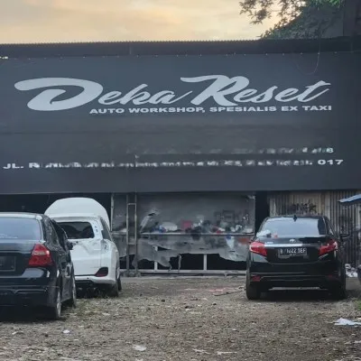 Sejumlah mobil bekas eks taksi di halaman showroom Deka Motor di kawasan Jatiasih, Kota Bekasi. (IG @marcelradhival1)