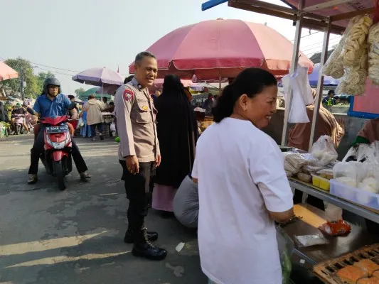 Anggota Polsek Pondok Aren saat mengimbau pedagang untuk waspada peredaran uang palsu. (Dok. Humas Polsek Pondok Aren)