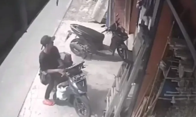 Pelaku curanmor terekam cctv saat ambil sepeda motor milik kurir ekspedisi di Mustikajaya, Kota Bekasi. (Dok. Warga)