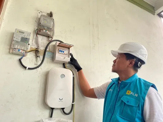 Foto: Pengecekan kWh meter khusus untuk home charging. (Dok. PLN UID Jakarta Raya)