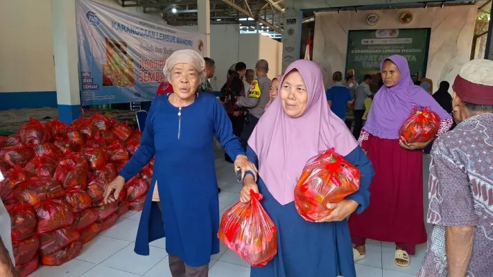 1000 paket sembako dibagikan warga terdampak miskin ekstrem di Jatirangga, Kecamatan Jatisampurna. (Ihsan Fahmi).