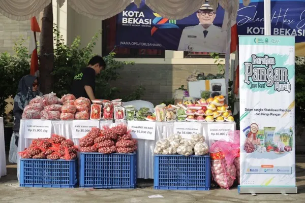 Warga sedang mencari kebutuhan pokok di Gelaran Pasar Murah di Kecamatan Medan Satria, Kota Bekasi. (Dok. Humas Pemkot Bekasi).