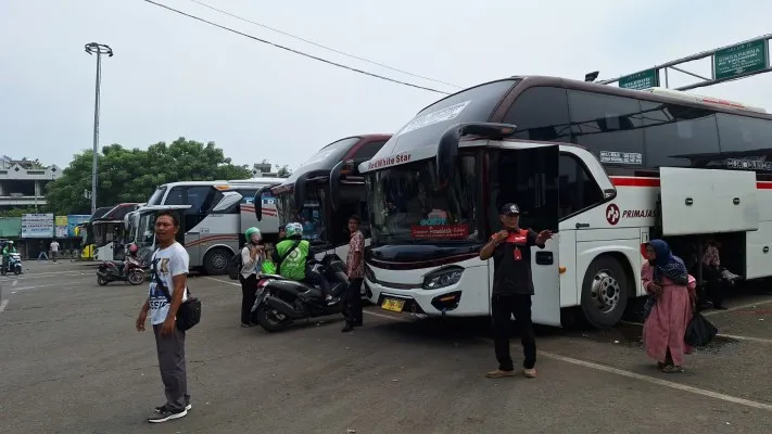 Penumpang mudik mulai berdatangan di terminal induk bekasi pada Selasa 2 April 2024. (Ihsan Fahmi).