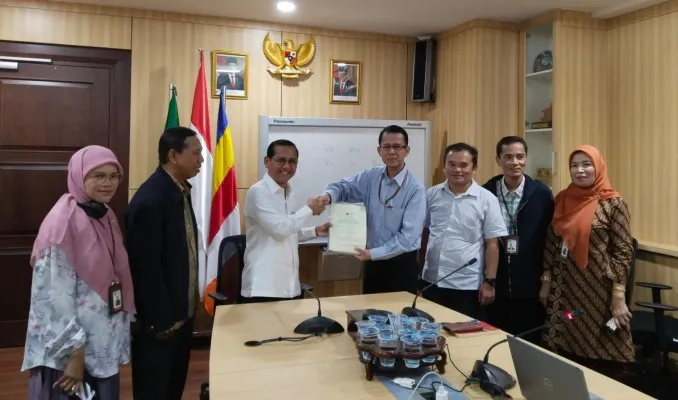 Foto: Tim Kajian Dampak Cagar Budaya (KDCB) dari Badan Riset dan Inovasi Nasional (BRIN) menyerahkan hasil kajian dampak cagar budaya atas pemasangan chattra di Candi Borobudur. (Dok. Ditjen Bimas Buddha Kemenag)