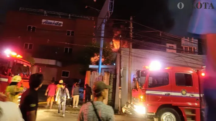 Kebakaran melanda pabrik furniture di kawasan Kedaung Kali Angke, Cengkareng, Jakarta Barat. (Poskota/Pandi)