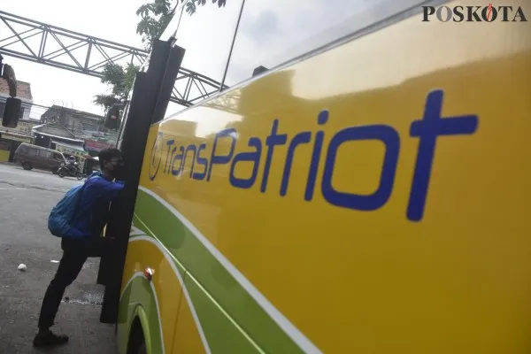 Penumpang saat hendak memasuki bus Trans Patriot di Kota Bekasi. (Poskota/Ihsan)