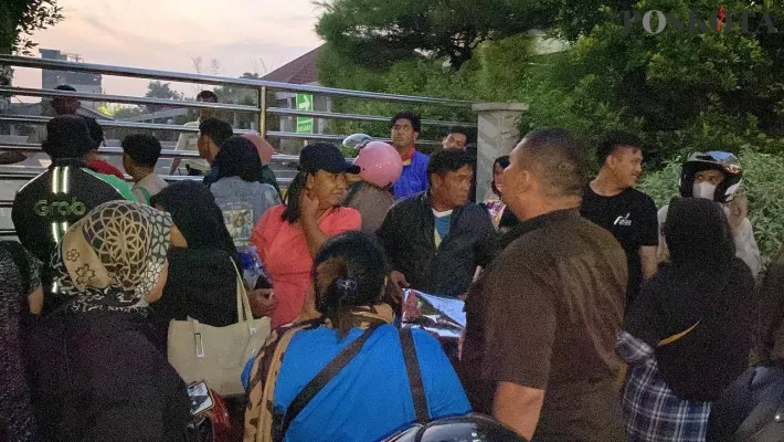 Puluhan warga antre untuk mendapatkan penukaran uang pecahan kecil di depan gerbang salah satu Bank di Jalan Ahmad Yani, Kota Bekasi. (Poskota/Ihsan)