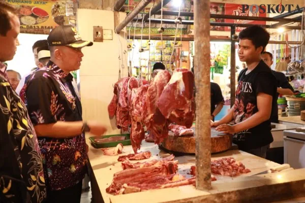 Pj Bupati Tangerang saat melakukan pemantauan harga daging. (Poskota/Veronica)