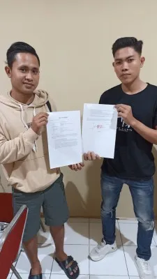 Dua pengendara motor yang sebelumnya nyaris baku hantam akhirnya berdamai di Polsek Ciledug. (Foto: Humas Polres Metro Tangerang Kota)