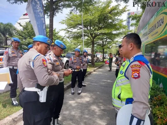 Personil Divisi Propam Mabes Polri saat memeriksa identitas diri personil yang bertugas di Posyan Modern Cikande. (Foto: Poskota/Haryono)