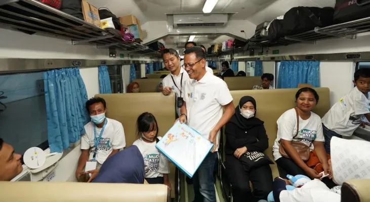 Foto: General Manager PLN Unit Induk Distribusi Jakarta Raya Lasiran menyapa para pemudik kereta api yang akan diberangkatkan melalui program Mudik Asyik Bersama BUMN 2024. (Dok. PLN)