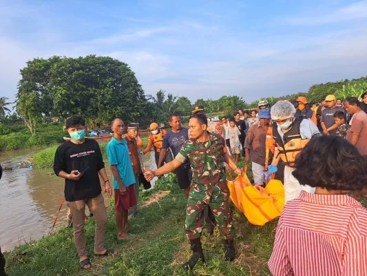 Petugas saat mengevakuasi jasad pria tanpa identitas ke RS Bhayangkara. (Dok. Humas Polresta Serang Kota)