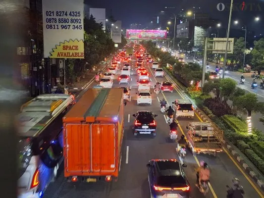 Situasi Jalan Ahmad Yani dilintasi kendaraan roda dua dan roda empat saat mudik lebaran 2024. (Foto: Poskota/Ihsan).