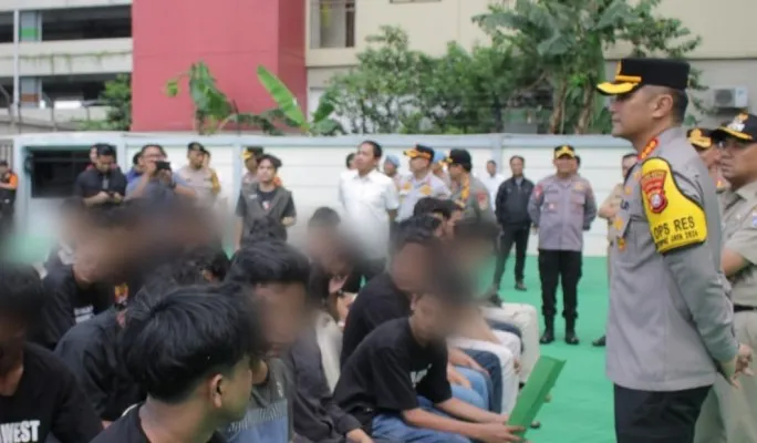 Polisi menangkap belasan remaja yang konvoi sambil membawa petasan hingga miras. (Humas Polres Jakbar)