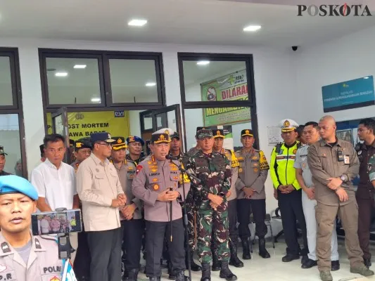 Kapolri Jenderal Listyo Sigit saat menemui korban kecelakaan di KM 58 di RSUD Karawang. (Poskota/Aep)