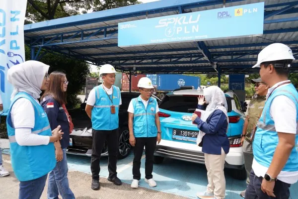 Foto: General Manager PLN UID Jakarta Raya, Lasiran dan Tim Inspektorat Jenderal Kementerian Energi dan Sumber Daya Mineral (ESDM) memastikan kesiapan SPKLU di Rest Area Tol Ulujami-Serpong KM 7. (Dok. PLN)