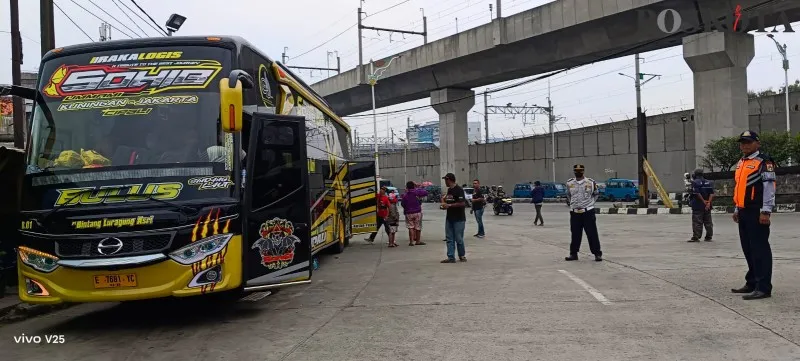 Suasana pemudik di Terminal Lebak Bulus pada H-1 sudah mulai sepi penumpang. (Poskota/Angga)