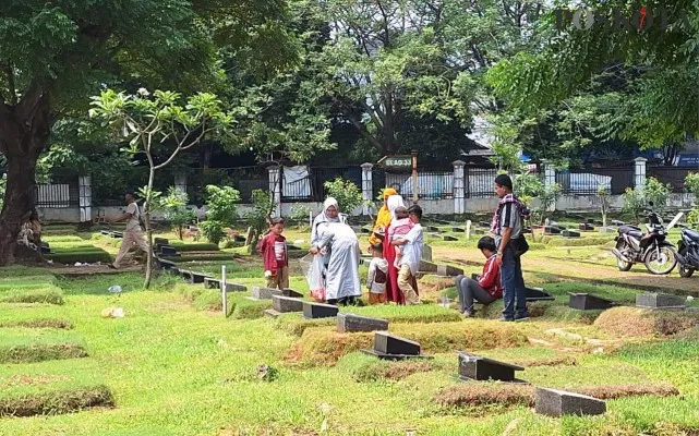 Warga lakukan ziarah makam di TPU Pondok Kelapa, Jakarta Timur di hari pertama Idul Fitri 2024. (Poskota/Ihsan)