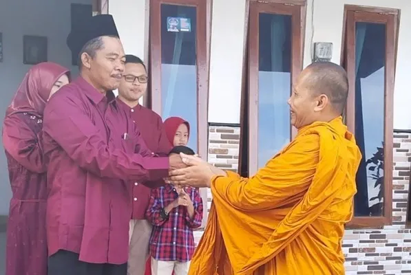 Foto: tokoh agama Buddha Bhante Thitasaddho secara langsung berkunjung kerumah dan mengucapkan selamat Idul Fitri kepada umat muslim yang baru saja melakukan Sholat Idul Fitri di Temanggung, Jawa Tengah. (Dok. Ditjen Bimas Buddha Kemenag)