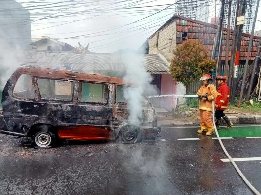 Petugas pemadam kebakaran saat memadamkan api pada mobil angkot di Jalan Ir H Juanda, Kelurahan Margahayu, Kecamatan, Bekasi Timur. (Dok. Damkar Kota Bekasi)