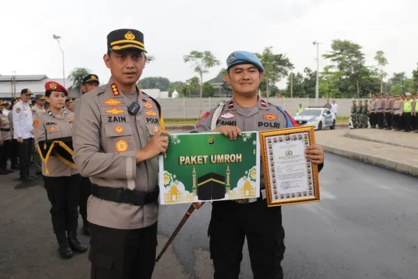 Aipda Fahmi Hasan Ilyas saat mendapatkan hadiah umroh berkat aksinya gagalkan penjambretan. (Dok. Humas Polres Metro Tangerang Kota)