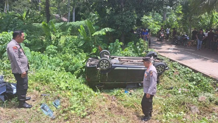 Personil Polsek Petir saat mengamankan lokasi kendaraan yang tertabrak kereta. (Dok. Polsekpetir)