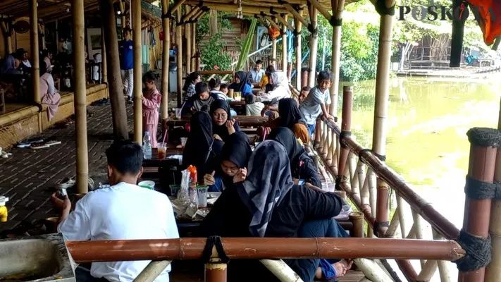 Pengunjung memadati Situ Rawa Gede, Bojong Rawalumbu, Kota Bekasi pada libur lebaran Idul Fitri. (Poskota/Ihsan)