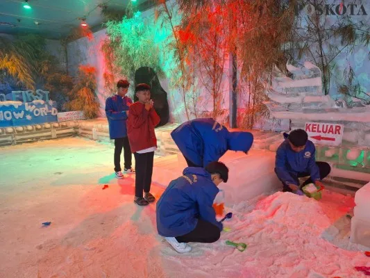 Para pengunjung sedang bermain salju di First Snow World International, Bekasi Selatan. (Poskota/Ihsan)