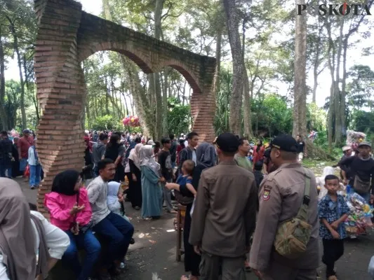 Situasi lokasi wisata Makam Keramat Solear yang dijaga Satpol PP Kabupaten Tangerang. (Poskota/Veronica)