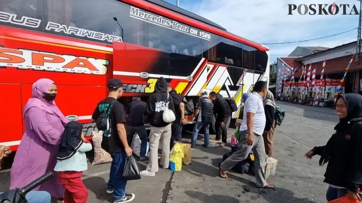 Suasana di Terminal Kalideres, Jakarta Barat pada Senin, 15 April 2024 yang diprediksi jadi puncak arus balik. (Poskota/Pandi)