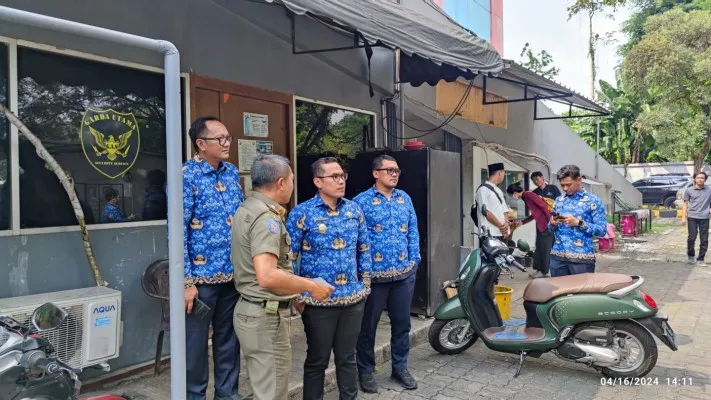 Wali Kota Tangerang Selatan beserta rombongan saat mendatangi kantor outsourcing sekuriti Pamulang Square. (Dok. Warga)