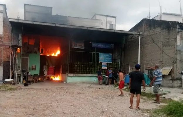 Agen gas elpiji di Kapuk, Cengkareng, Jakarta Barat, terbakar. (Damkar Jakarta Barat)