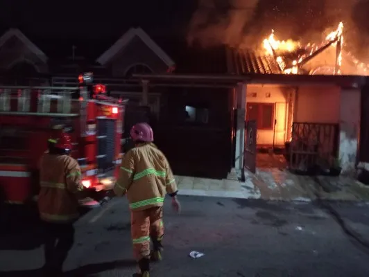 Petugas pemadam kebakaran saat memadamkan api di rumah warga di Taruma Jaya, Bekasi. (Dok. Disdamkarmat Kota Bekasi)