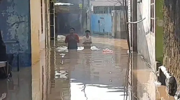 Warga di kawasan Teluk Pucung, Kecamatan Bekasi Utara terkepung banjir. Foto: Poskota/Ihsan).