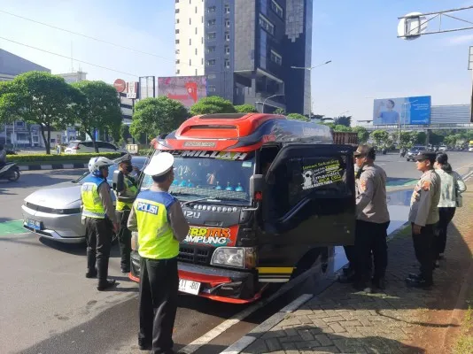 Anggota kepolisian Polsek Bekasi Selatan lakukan penyekatan di Pintu Tol Bekasi Barat. (Dok. Humas Polsek Bekasi Selatan)