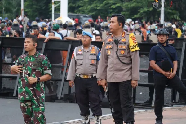 Kapolres Metro Jakarta Pusat bersama Dandim Jakpus memimpin pengamanan hasil keputusan PKPU sidang di MK, Jakarta Pusat. (Poskota/Angga)