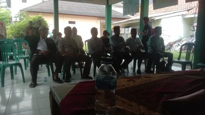 FKUB dan Forkopimda sedang menggelar rapat mediasi bersama masyarakat di Kantor kecamatan Tirtayasa. (dok.fkub)