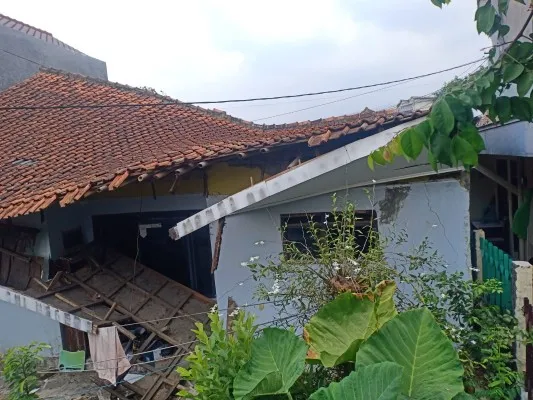 Rumah ambruk akibat angin kencang timpa balita dan seorang ART. (Dok. BPBD Kabupaten Bogor)