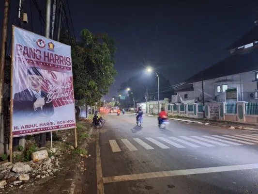 Salah satu bacalon Wali Kota Bekasi tengah jadi sorotan karena telah memasang baliho sebelum masa kampanye Pilkada di jalan raya RA Kartini, Bekasi Timur. (Foto: Poskota/Ihsan)